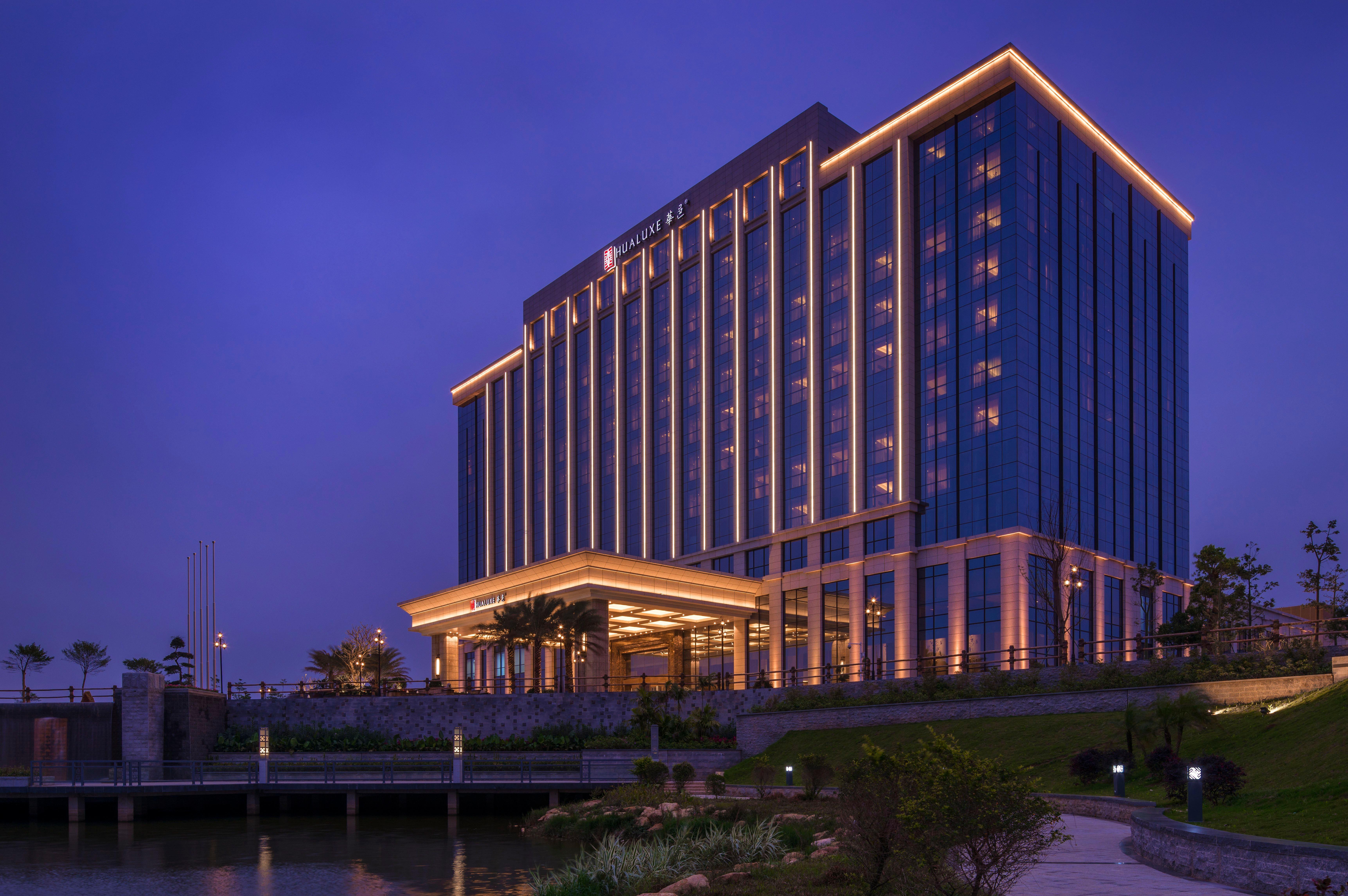 Hualuxe Yangjiang City Center Esterno foto